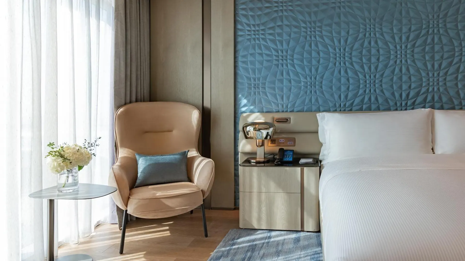 Отель Hilton Shenzhen World Exhibition & Convention Center - Only 5 Minutes' Walk To Wecc