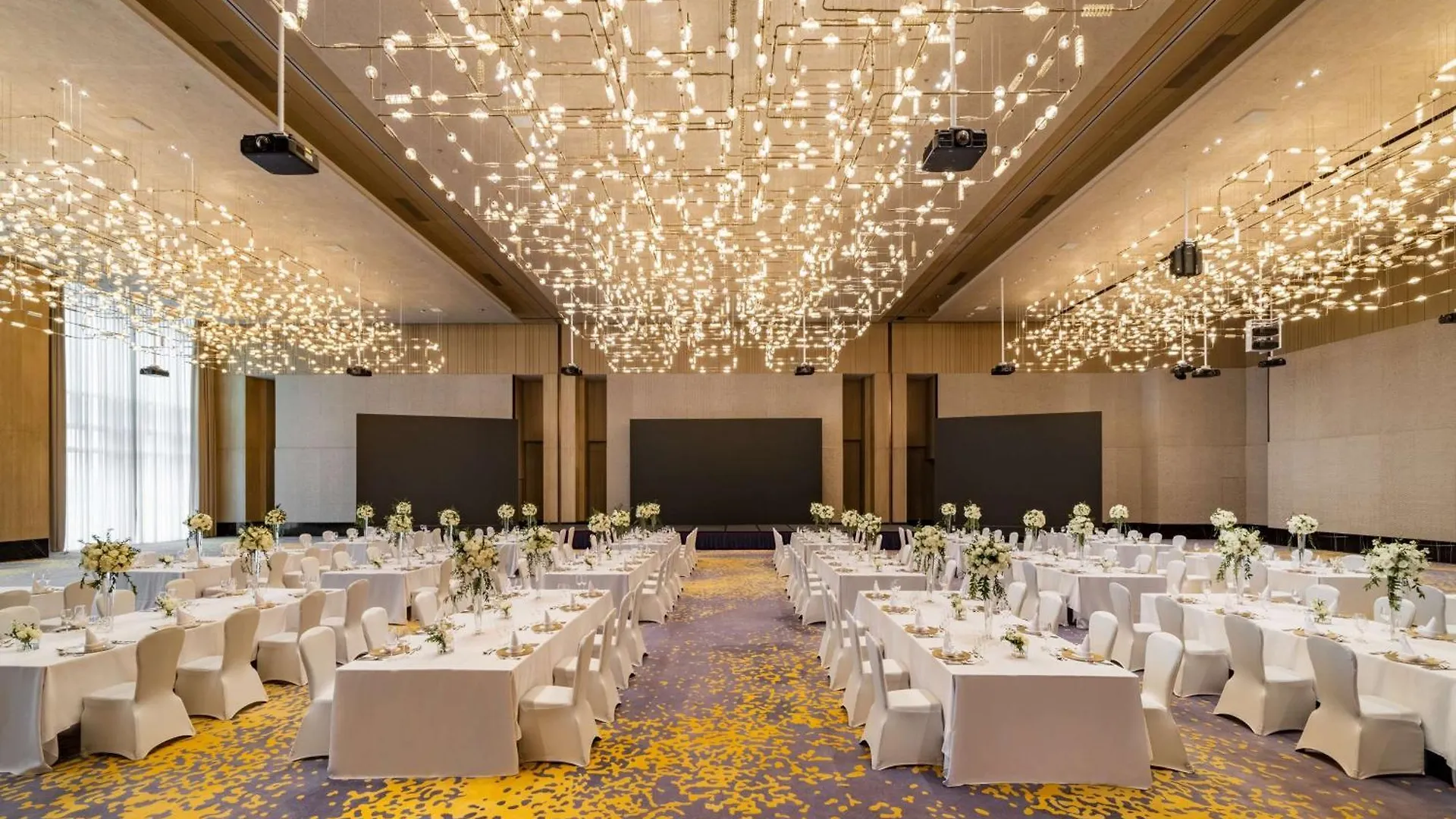 Отель Hilton Shenzhen World Exhibition & Convention Center - Only 5 Minutes' Walk To Wecc