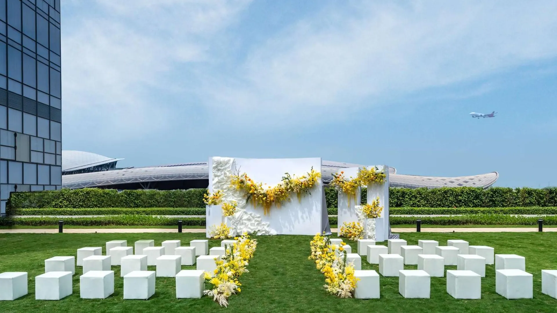 Отель Hilton Shenzhen World Exhibition & Convention Center - Only 5 Minutes' Walk To Wecc