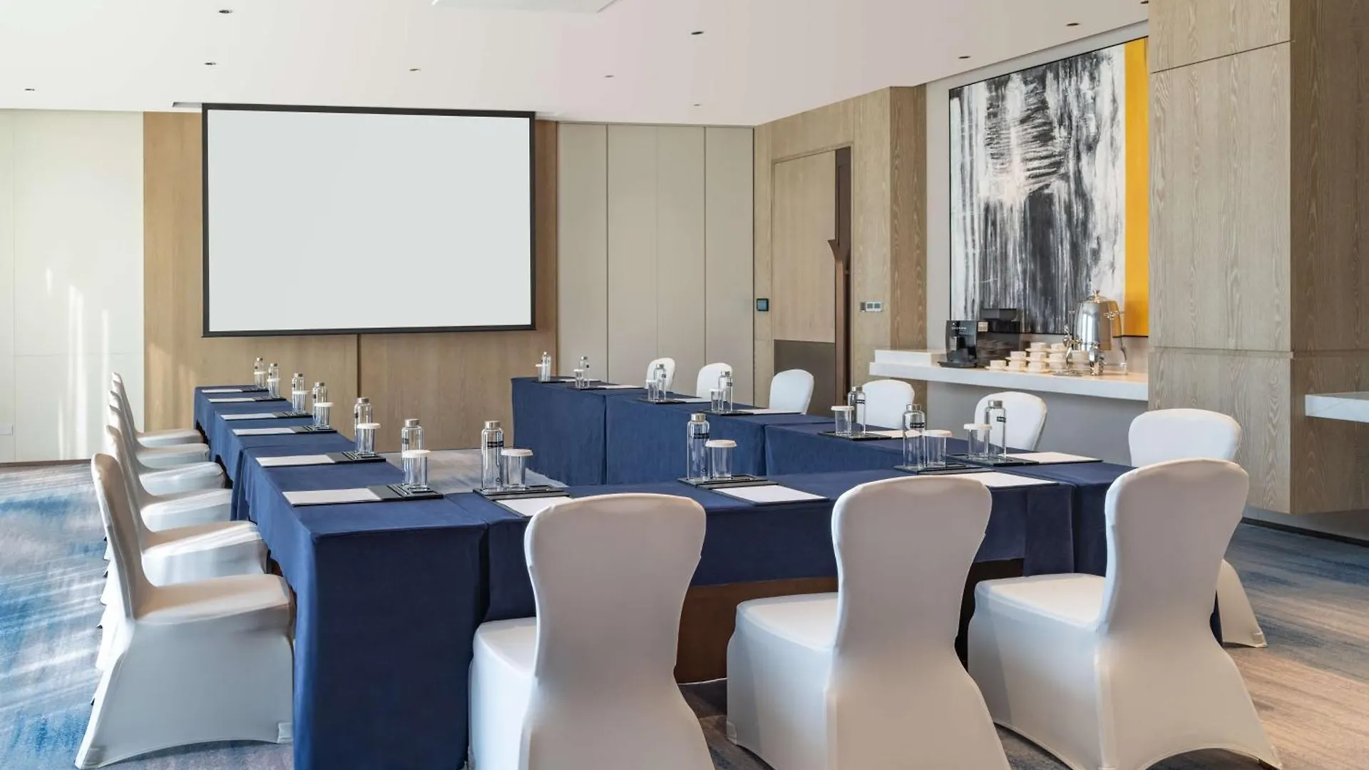 Отель Hilton Shenzhen World Exhibition & Convention Center - Only 5 Minutes' Walk To Wecc