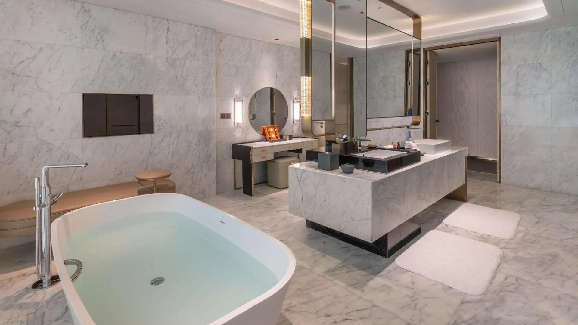 Отель Hilton Shenzhen World Exhibition & Convention Center - Only 5 Minutes' Walk To Wecc 5*,