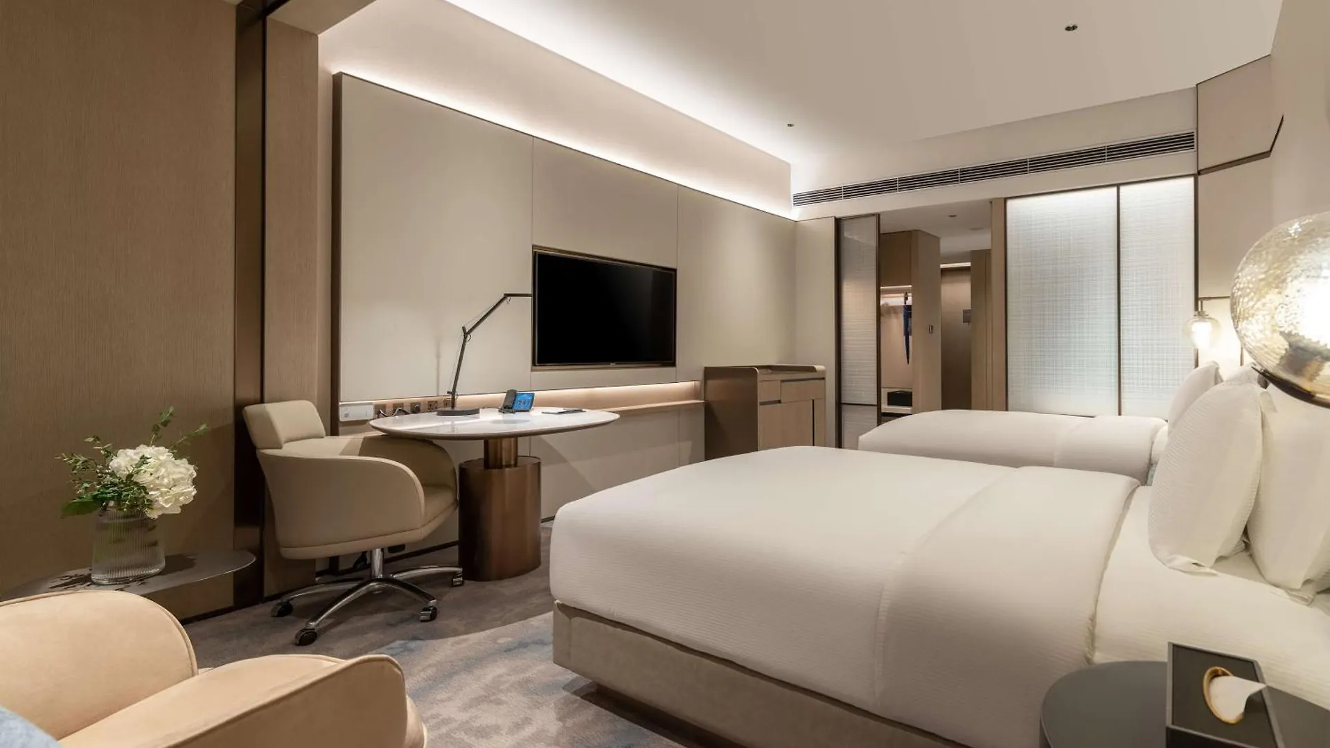 Отель Hilton Shenzhen World Exhibition & Convention Center - Only 5 Minutes' Walk To Wecc