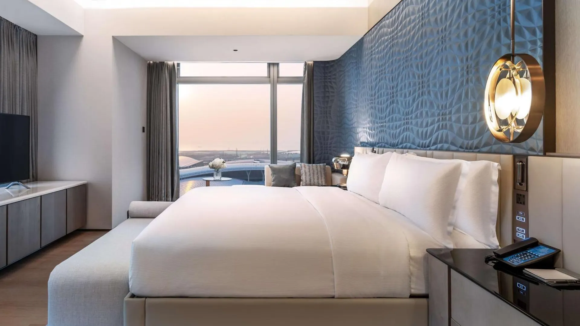 Отель Hilton Shenzhen World Exhibition & Convention Center - Only 5 Minutes' Walk To Wecc