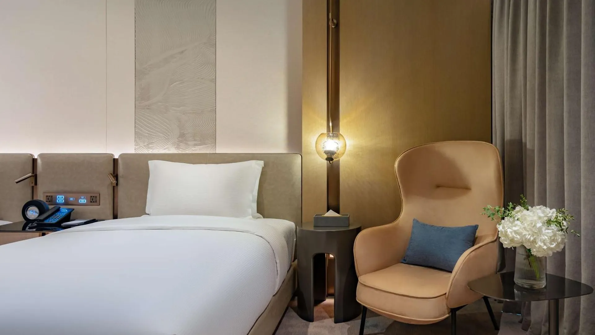 *****  Отель Hilton Shenzhen World Exhibition & Convention Center - Only 5 Minutes' Walk To Wecc Китай