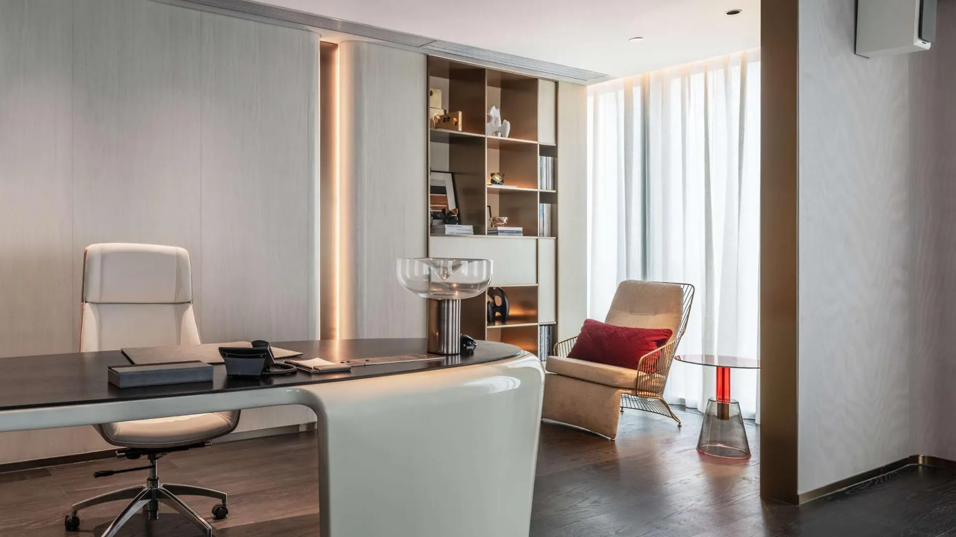 Отель Hilton Shenzhen World Exhibition & Convention Center - Only 5 Minutes' Walk To Wecc 5*,