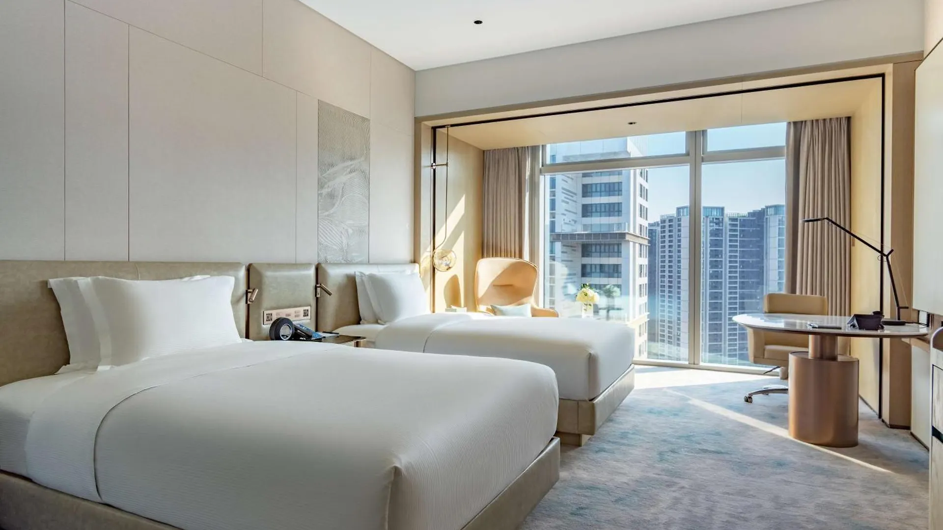 Отель Hilton Shenzhen World Exhibition & Convention Center - Only 5 Minutes' Walk To Wecc