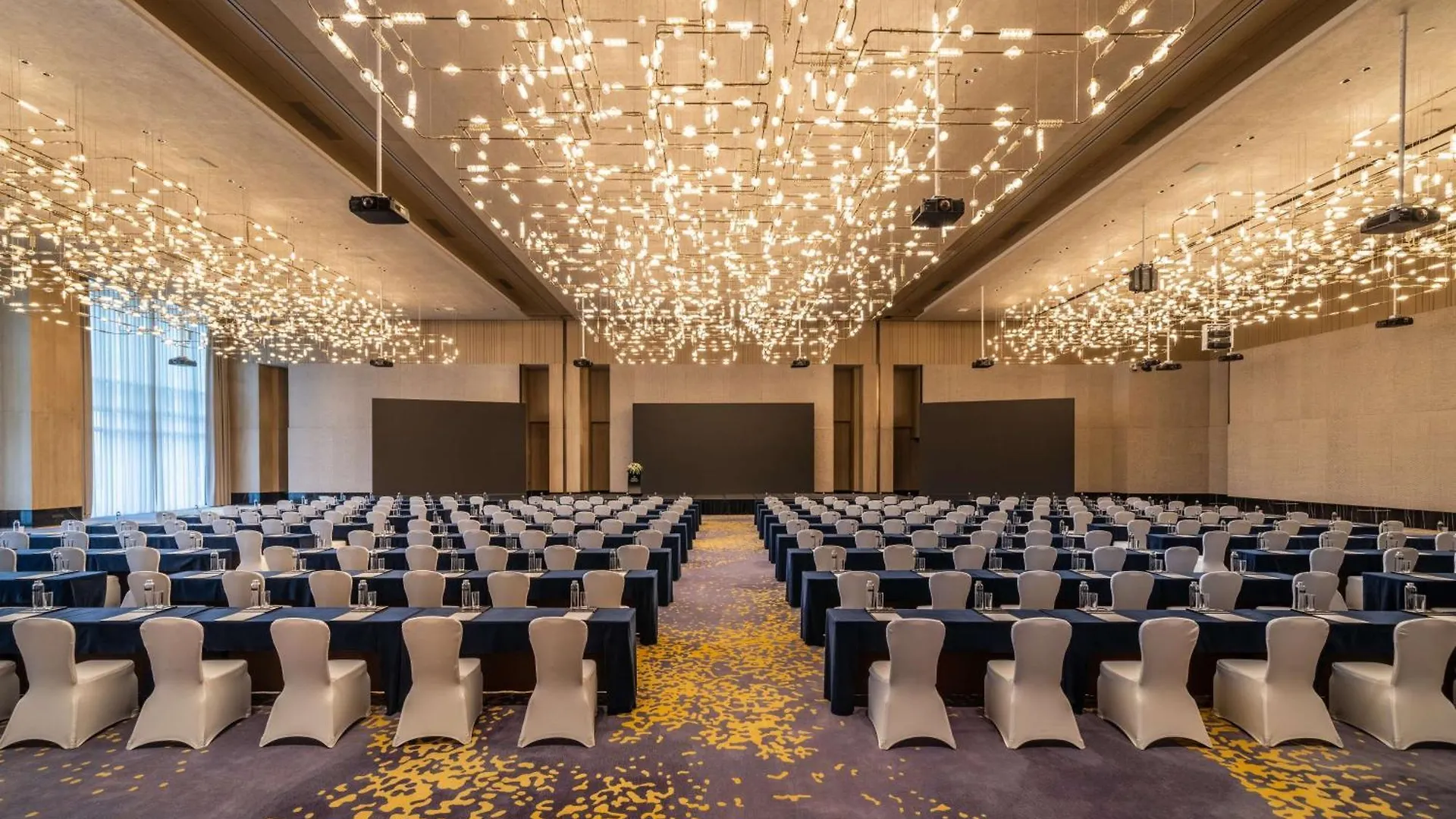 Отель Hilton Shenzhen World Exhibition & Convention Center - Only 5 Minutes' Walk To Wecc