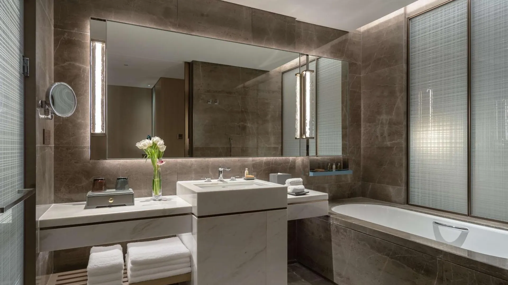 Отель Hilton Shenzhen World Exhibition & Convention Center - Only 5 Minutes' Walk To Wecc