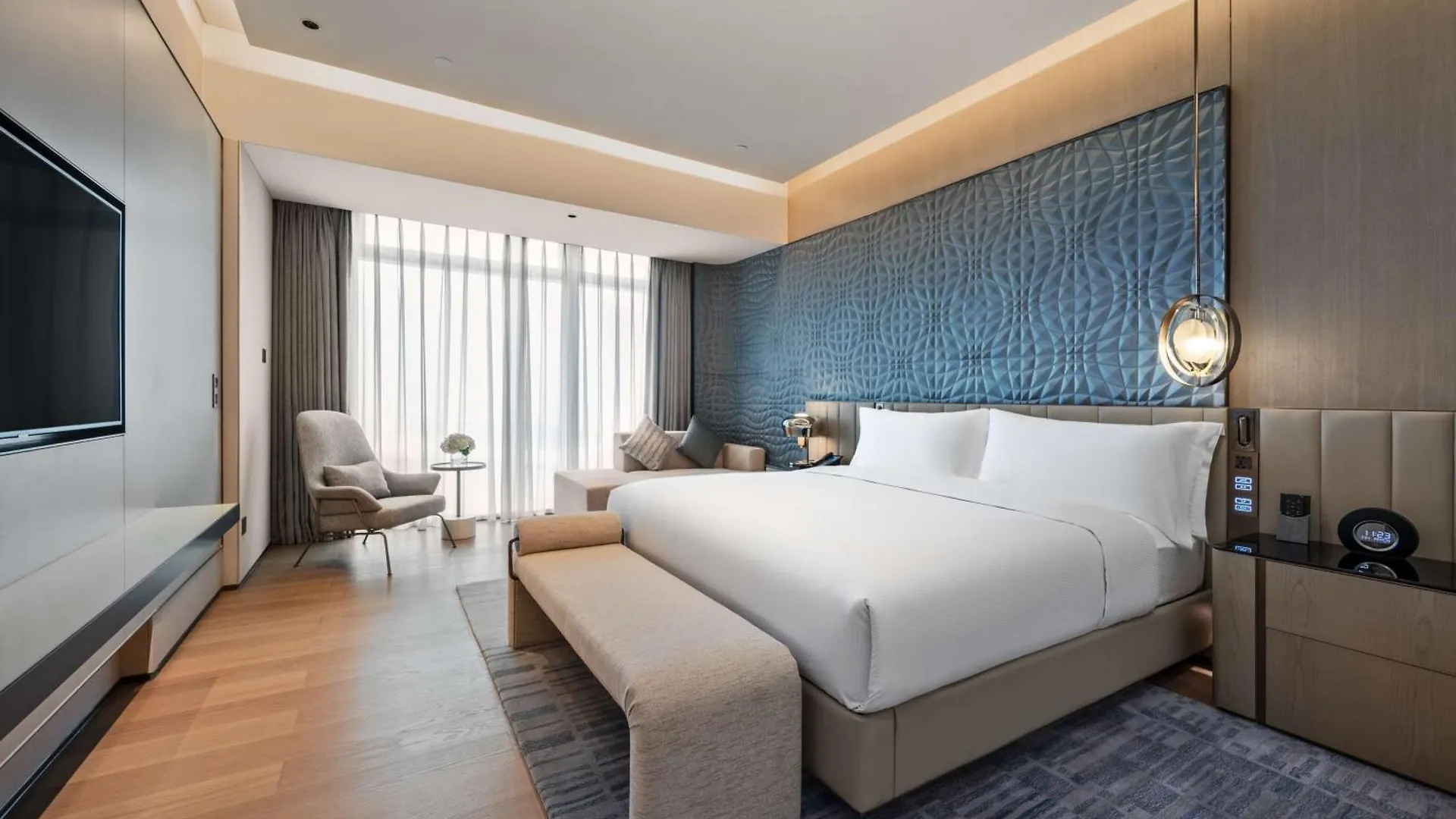 *****  Отель Hilton Shenzhen World Exhibition & Convention Center - Only 5 Minutes' Walk To Wecc Китай