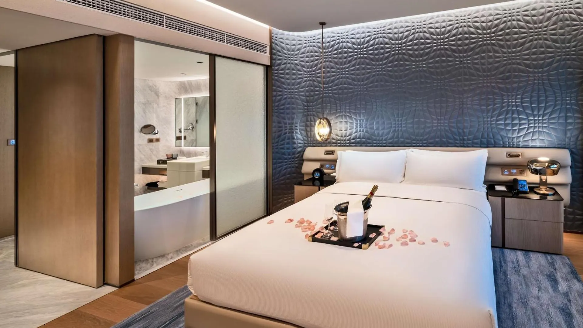 *****  Отель Hilton Shenzhen World Exhibition & Convention Center - Only 5 Minutes' Walk To Wecc Китай