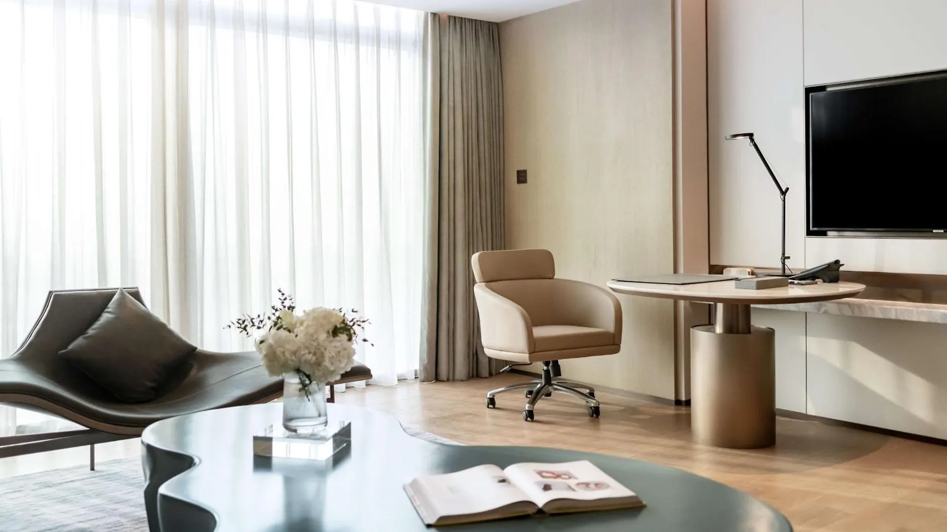 Отель Hilton Shenzhen World Exhibition & Convention Center - Only 5 Minutes' Walk To Wecc