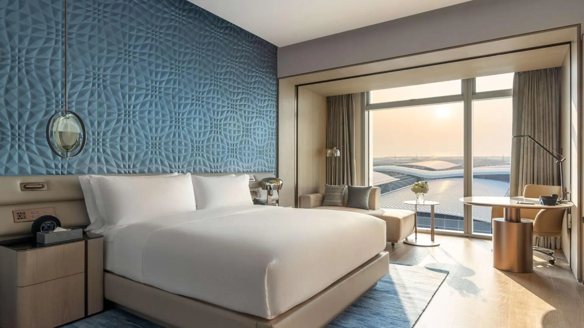 Отель Hilton Shenzhen World Exhibition & Convention Center - Only 5 Minutes' Walk To Wecc Китай