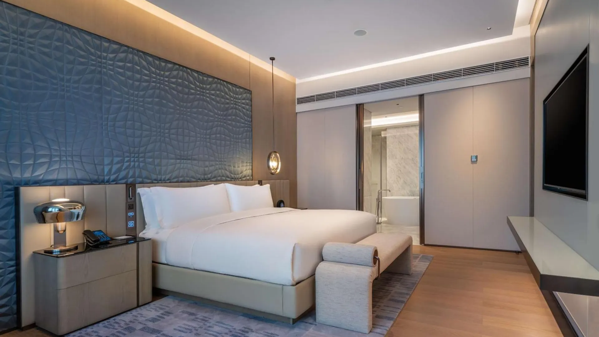 Отель Hilton Shenzhen World Exhibition & Convention Center - Only 5 Minutes' Walk To Wecc