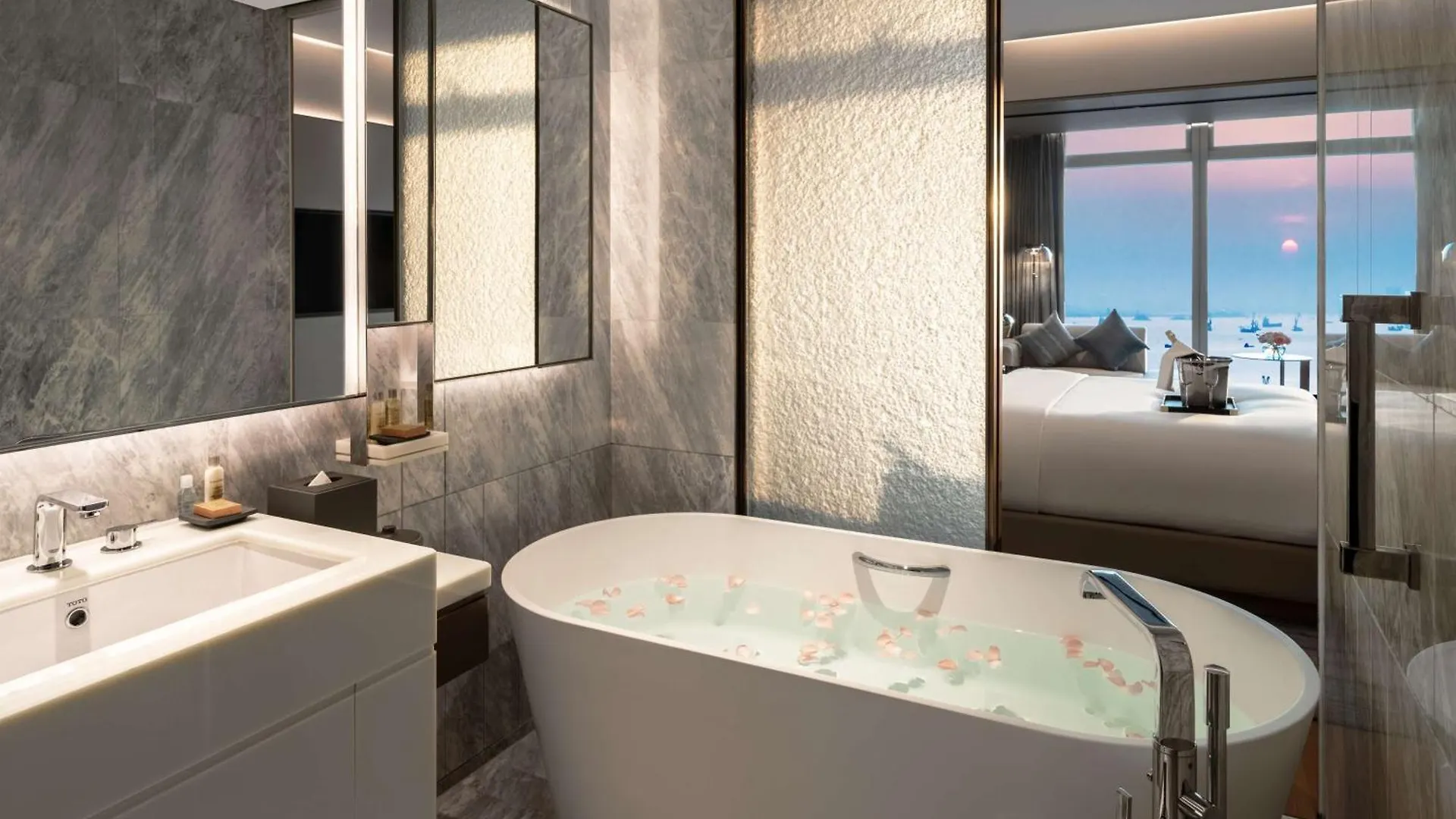 Отель Hilton Shenzhen World Exhibition & Convention Center - Only 5 Minutes' Walk To Wecc